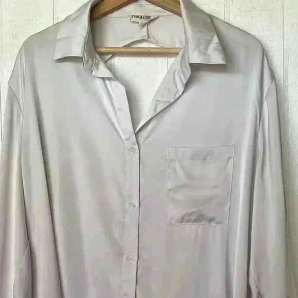 Peach Love Hi Low White Womens Button Up Blouse Size Medium - Picture 2 of 6